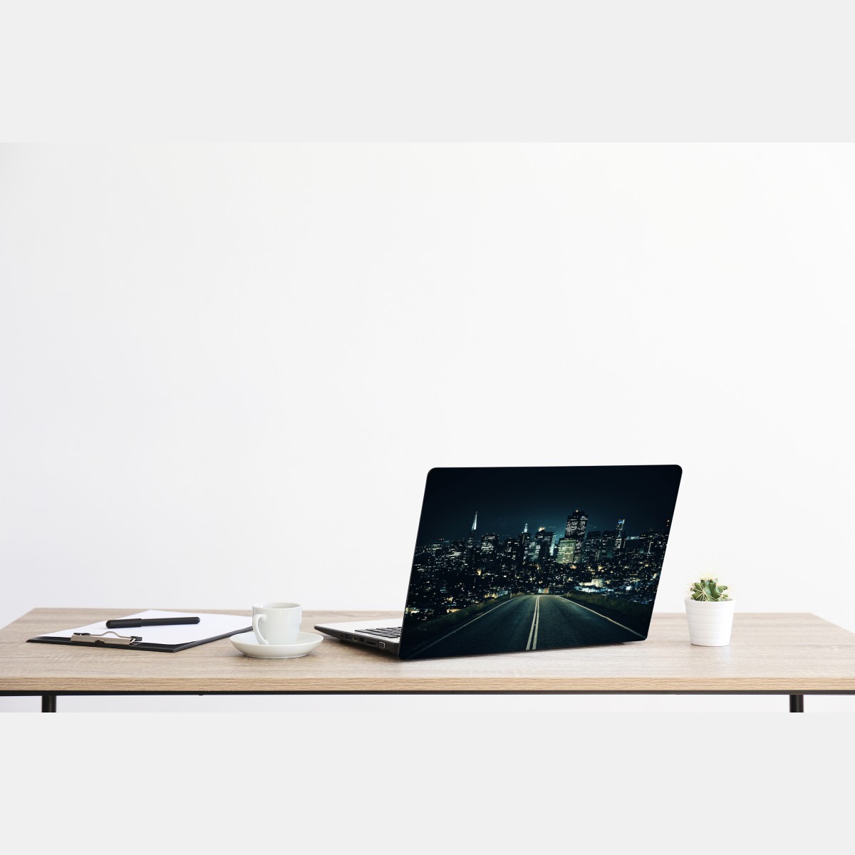 Naklejka na laptopa droga prowadząca do oświetlonej panoramy miasta nocą – Wallissimo® Naklejka na laptopa droga prowadząca do oświetlonej panoramy miasta nocą – Wallissimo®