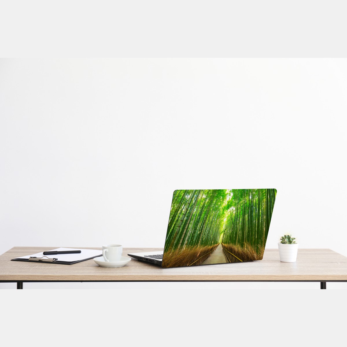 Naklejka na laptopa spokojna ścieżka bambusowa w Kioto – Wallissimo® Naklejka na laptopa spokojna ścieżka bambusowa w Kioto – Wallissimo®