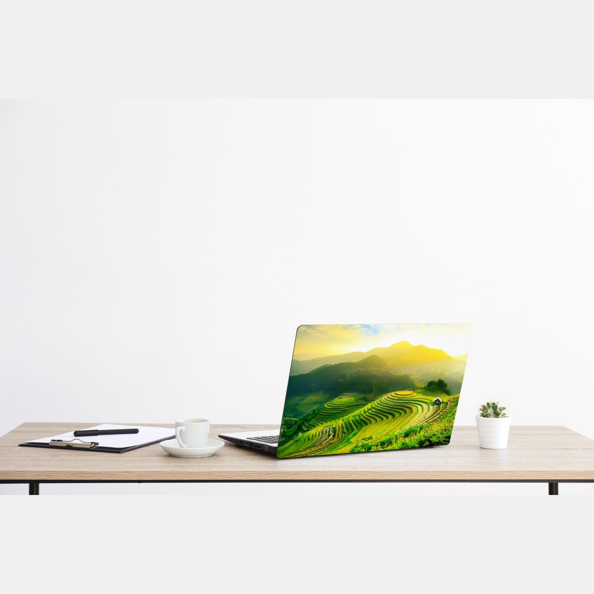 Naklejka na laptopa złote tarasy ryżowe o wschodzie słońca – Wallissimo® Naklejka na laptopa złote tarasy ryżowe o wschodzie słońca – Wallissimo®