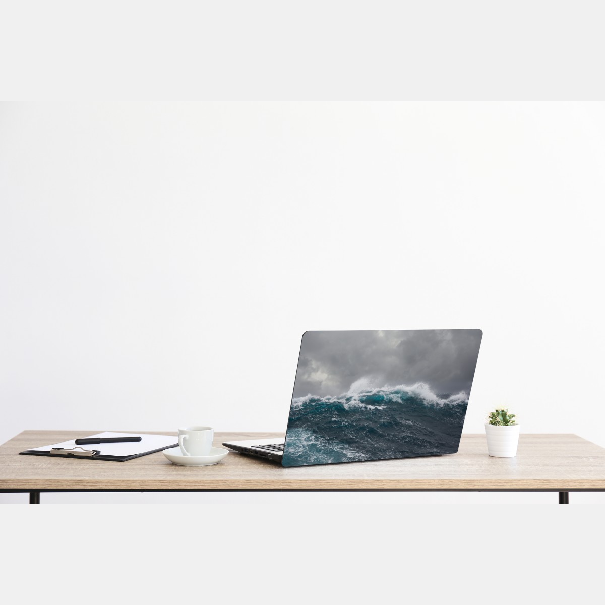 Naklejka na laptopa burzliwe morze z rozbijającymi się falami – Wallissimo® Naklejka na laptopa burzliwe morze z rozbijającymi się falami – Wallissimo®