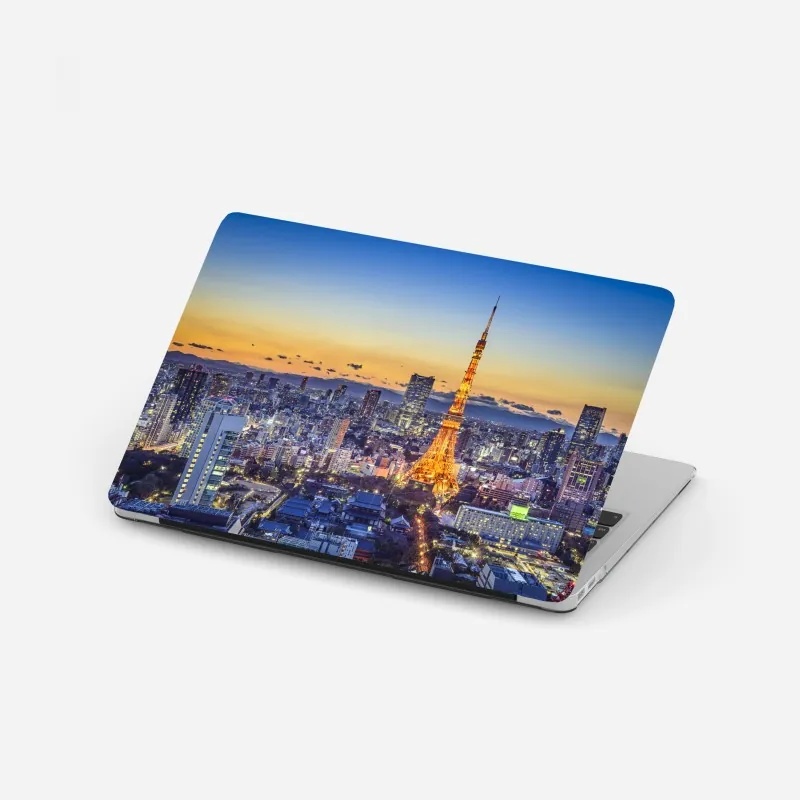 Naklejka na laptopa Wieża Tokijska o zmierzchu nad panoramą Tokio