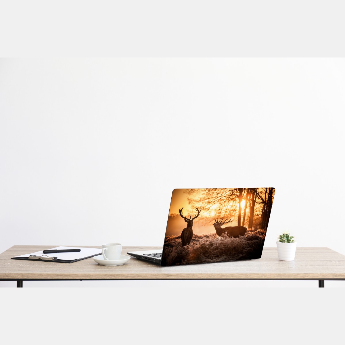 Naklejka na laptopa złocisty wschód słońca z jeleniami na mroźnej łące – Wallissimo® Naklejka na laptopa złocisty wschód słońca z jeleniami na mroźnej łące – Wallissimo®