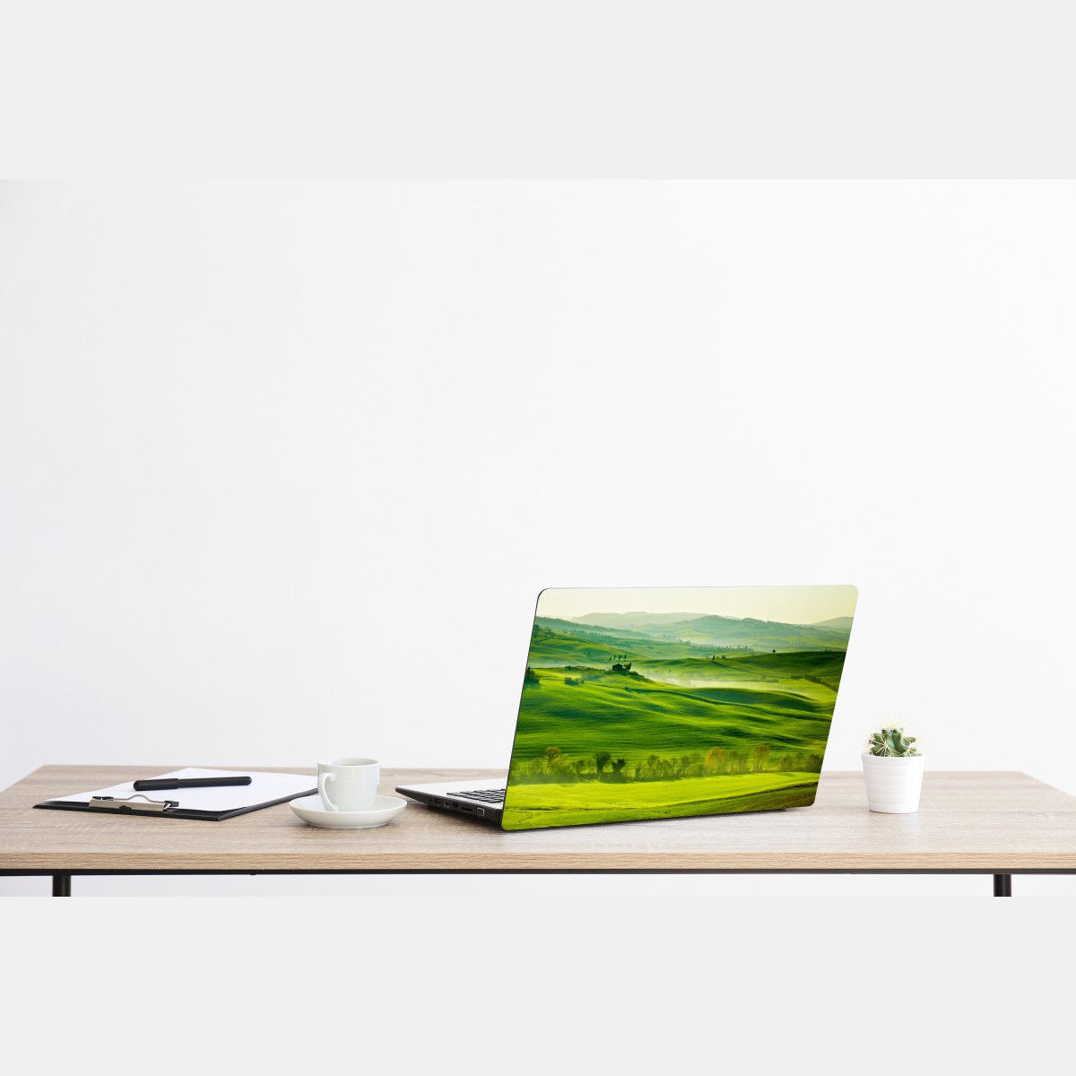 Naklejka na laptopa słoneczne falujące wzgórza Toskanii – Wallissimo® Naklejka na laptopa słoneczne falujące wzgórza Toskanii – Wallissimo®