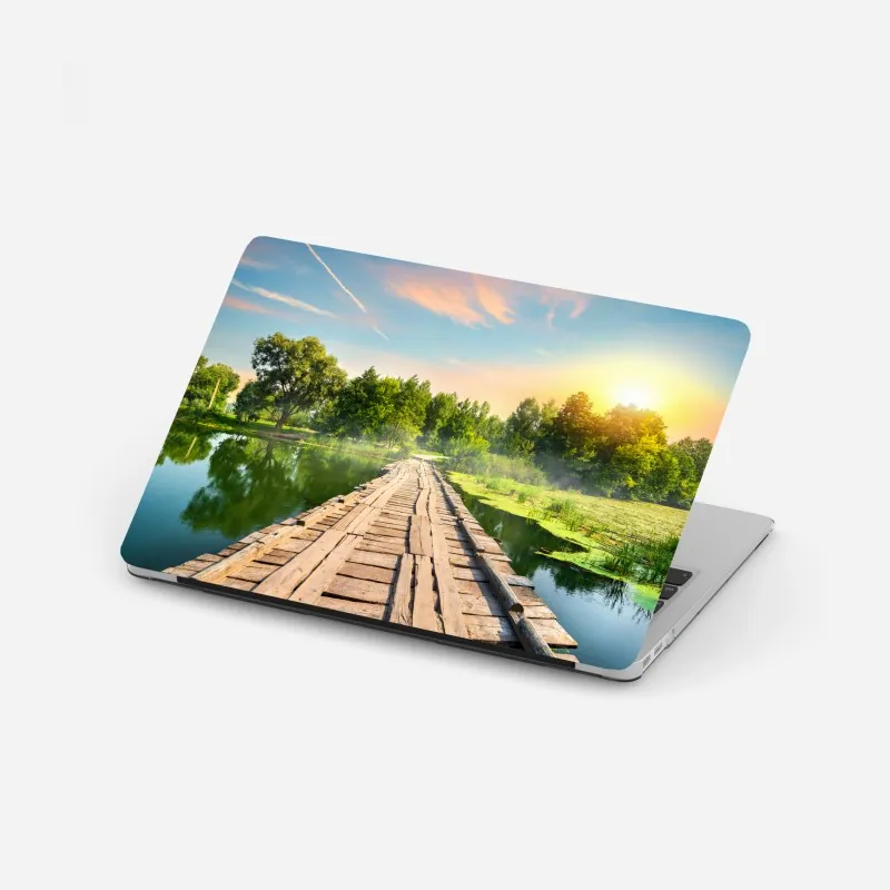 Naklejka na laptopa słoneczny drewniany most nad spokojnym jeziorem