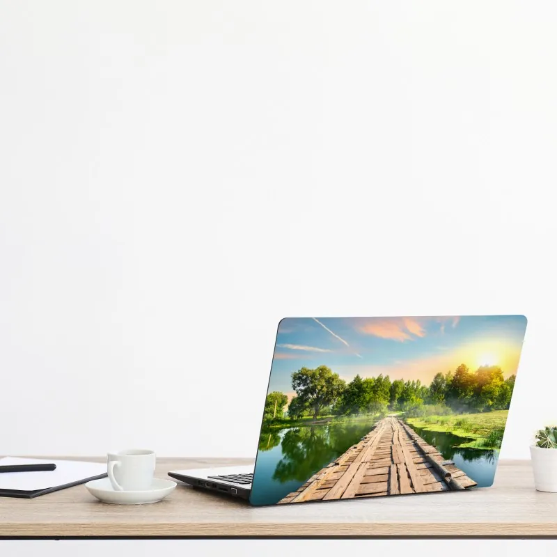 Naklejka na laptopa spokojna zielona ścieżka w lesie – Wallissimo®