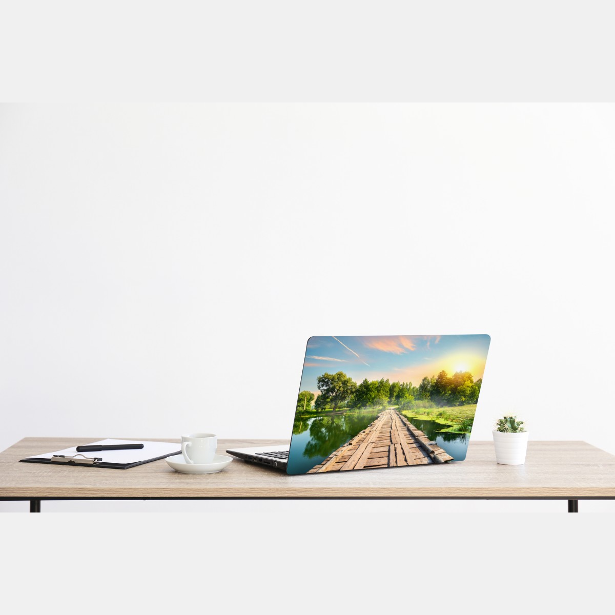 Naklejka na laptopa słoneczny drewniany most nad spokojnym jeziorem – Wallissimo® Naklejka na laptopa słoneczny drewniany most nad spokojnym jeziorem – Wallissimo®