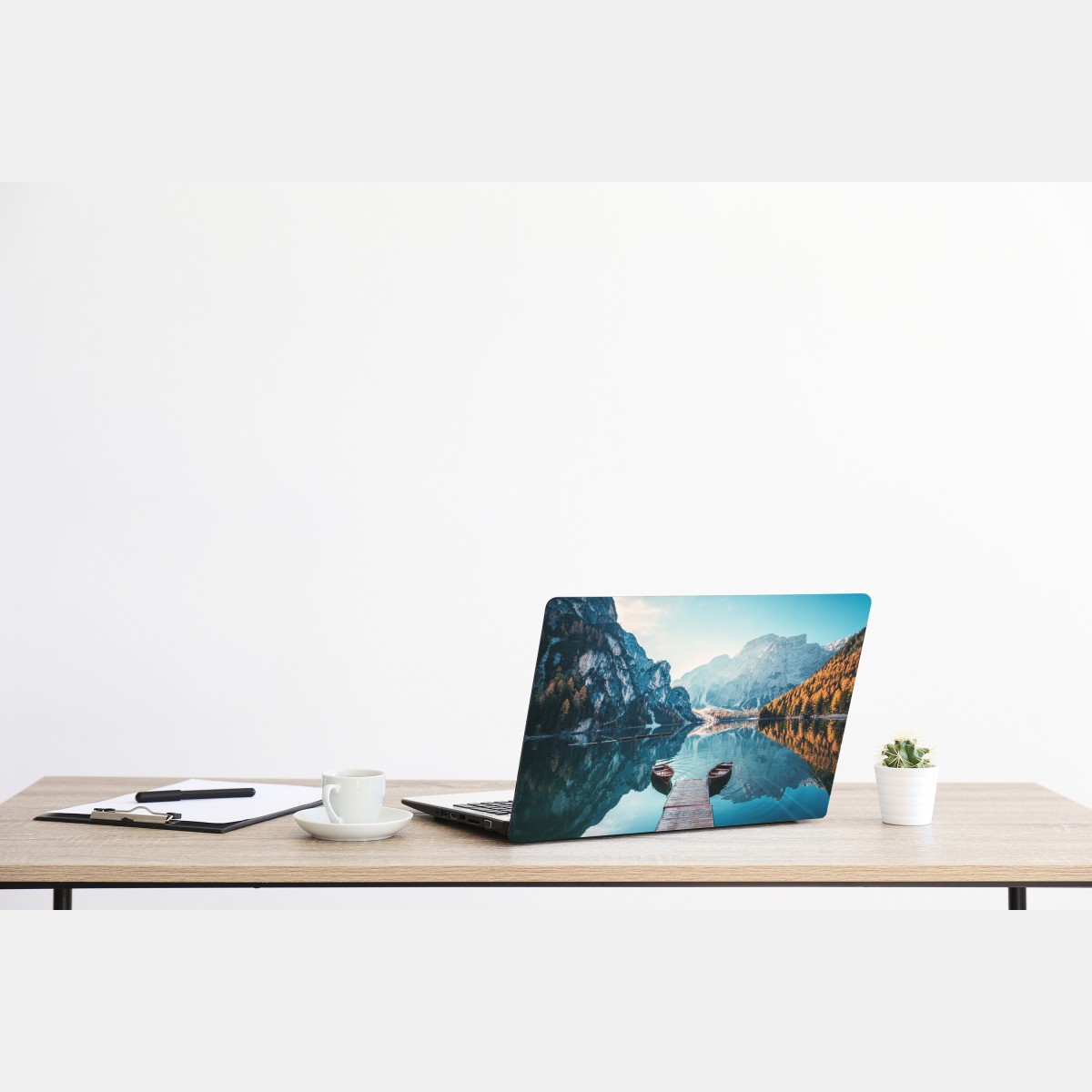 Naklejka na laptopa spokojny poranek nad jeziorem Braies, Dolomity – Wallissimo® Naklejka na laptopa spokojny poranek nad jeziorem Braies, Dolomity – Wallissimo®