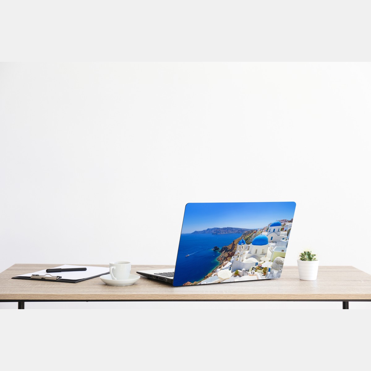 Naklejka na laptopa Santorini błękitne kopuły nad kalderą – Wallissimo® Naklejka na laptopa Santorini błękitne kopuły nad kalderą – Wallissimo®