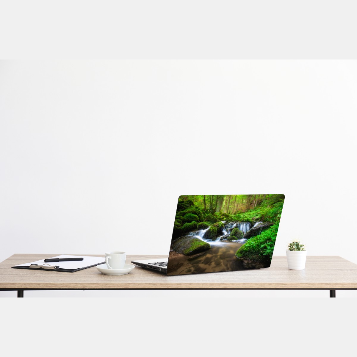 Naklejka na laptopa spokojny mechowy wodospad w lesie – Wallissimo® Naklejka na laptopa spokojny mechowy wodospad w lesie – Wallissimo®