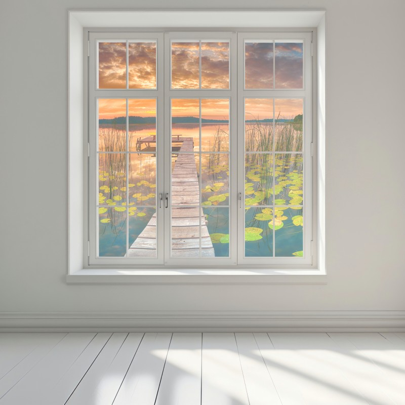 Naklejka na okno wschód słońca nad spokojnym jeziorem z drewnianym pomostem – Wallissimo® Naklejka na okno wschód słońca nad spokojnym jeziorem z drewnianym pomostem – Wallissimo®