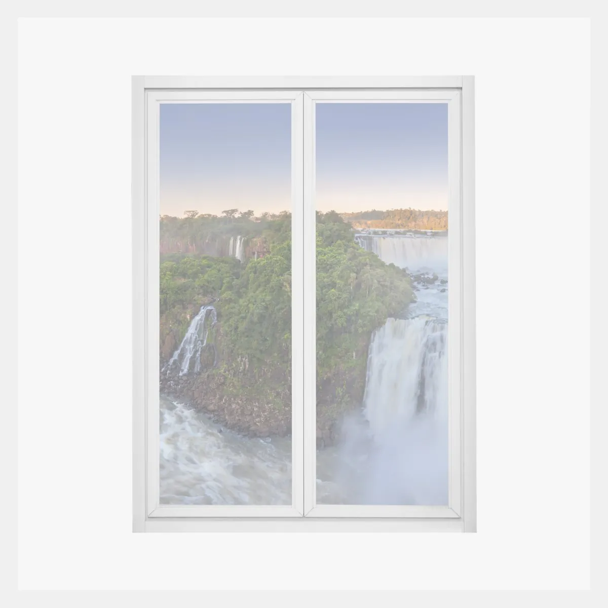 Naklejka na okno mglista panorama wodospadów w bujnym lesie – Wallissimo® Naklejka na okno mglista panorama wodospadów w bujnym lesie – Wallissimo®
