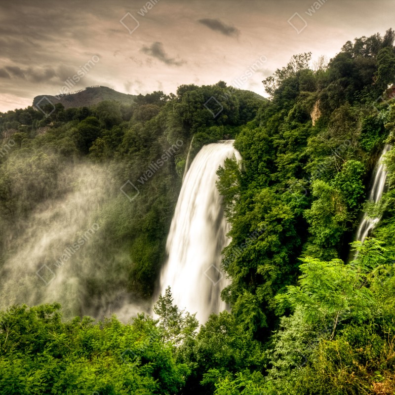 Naklejka na okno wodospad Marmore w Umbrii: mglista zieleń – Wallissimo® Naklejka na okno wodospad Marmore w Umbrii: mglista zieleń – Wallissimo®