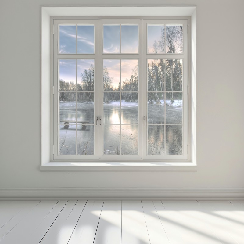 Naklejka na okno zamarznięte jezioro o świcie z leśnym odbiciem – Wallissimo® Naklejka na okno zamarznięte jezioro o świcie z leśnym odbiciem – Wallissimo®