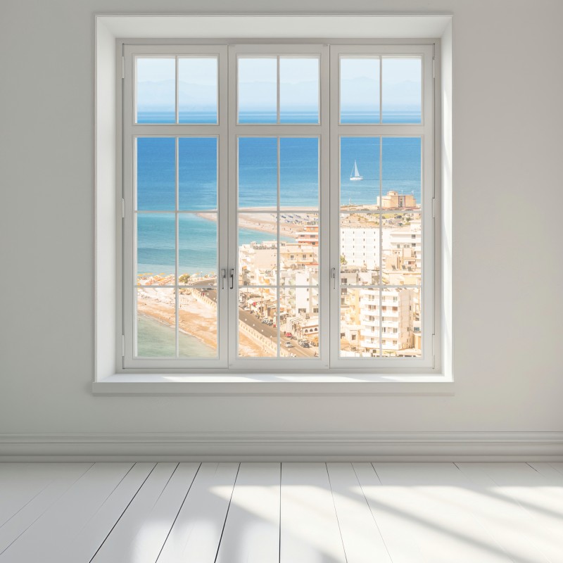 Naklejka na okno słoneczna panorama nadmorskiego miasta z żaglówką – Wallissimo® Naklejka na okno słoneczna panorama nadmorskiego miasta z żaglówką – Wallissimo®