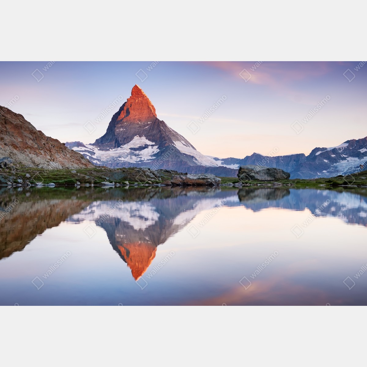 Naklejka na okno Matterhorn o wschodzie słońca nad alpejskim jeziorem – Wallissimo® Naklejka na okno Matterhorn o wschodzie słońca nad alpejskim jeziorem – Wallissimo®