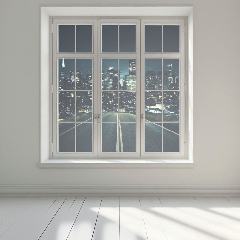 Naklejka na okno droga prowadząca do oświetlonej panoramy miasta nocą – Wallissimo® Naklejka na okno droga prowadząca do oświetlonej panoramy miasta nocą – Wallissimo®