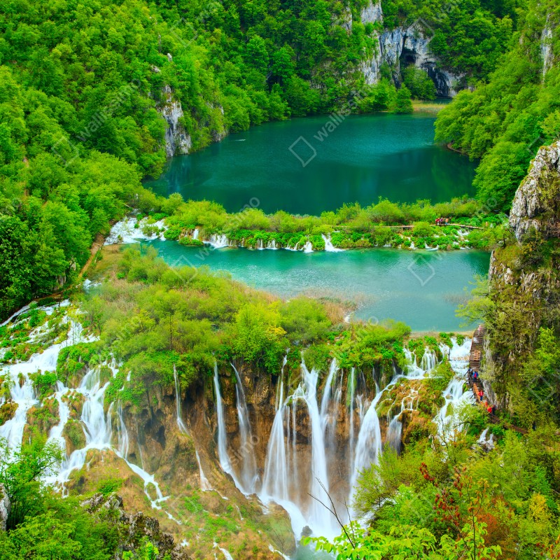 Naklejka na okno bujny wodospad i turkusowe jeziora – Wallissimo® Naklejka na okno bujny wodospad i turkusowe jeziora – Wallissimo®