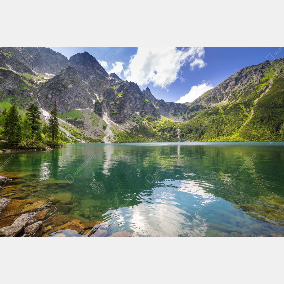 Naklejka na okno spokojne szmaragdowe jezioro górskie ze skalistymi szczytami – Wallissimo® Naklejka na okno spokojne szmaragdowe jezioro górskie ze skalistymi szczytami – Wallissimo®