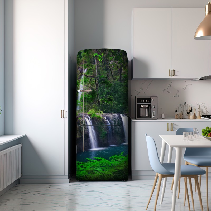 Naklejka na lodówkę uspokajający wodospad w szmaragdowym lesie – Wallissimo® Naklejka na lodówkę uspokajający wodospad w szmaragdowym lesie – Wallissimo®