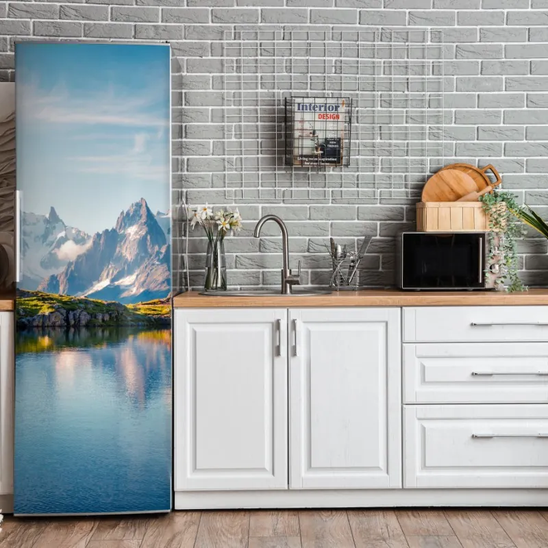 Naklejka na lodówkę elegancki portret gejszy w czerwonym i czarnym kimonie – Wallissimo®