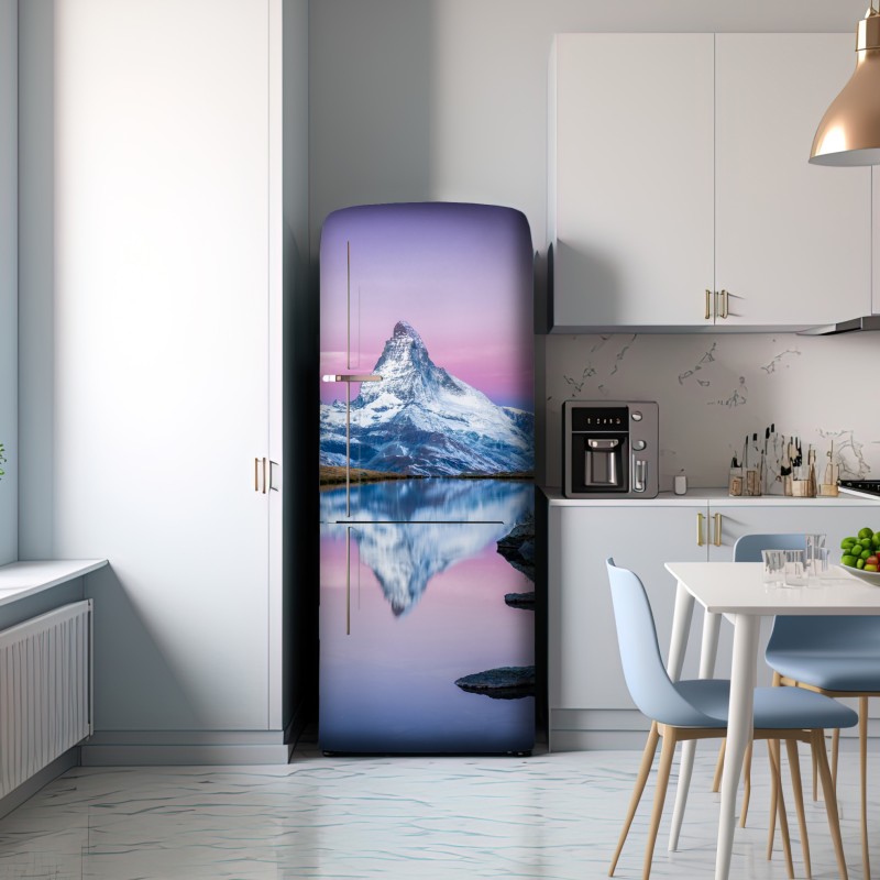 Naklejka na lodówkę majestatyczny alpejski szczyt odbity w spokojnym jeziorze – Wallissimo® Naklejka na lodówkę majestatyczny alpejski szczyt odbity w spokojnym jeziorze – Wallissimo®