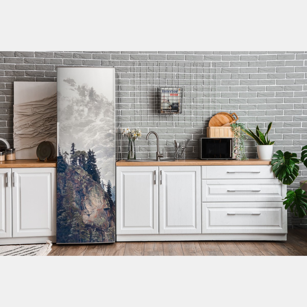 Naklejka na lodówkę mglista góra z urwiskiem i sosnowym lasem – Wallissimo® Naklejka na lodówkę mglista góra z urwiskiem i sosnowym lasem – Wallissimo®