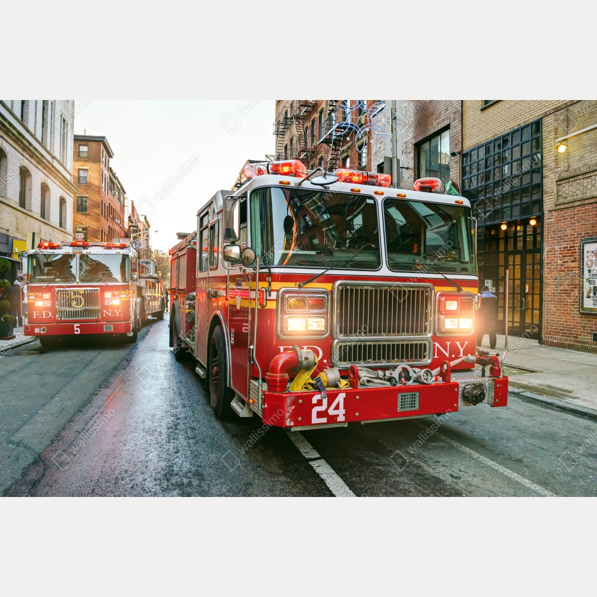 Naklejka na lodówkę wozy strażackie na ulicy Manhattan, Nowy Jork – Wallissimo® Naklejka na lodówkę wozy strażackie na ulicy Manhattan, Nowy Jork – Wallissimo®