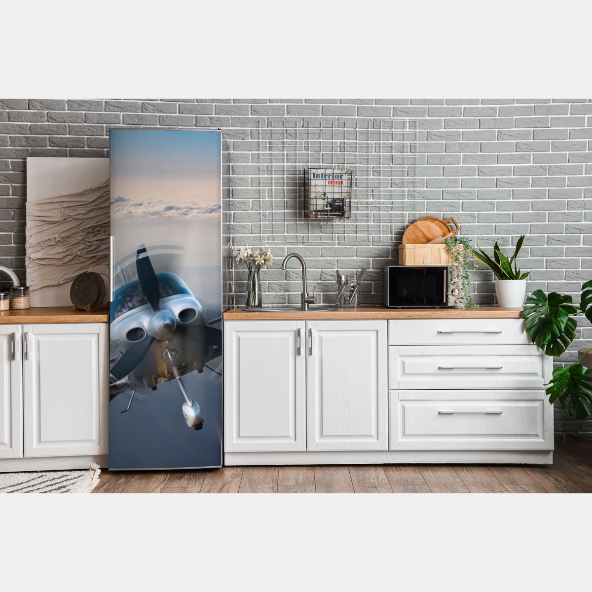 Naklejka na lodówkę srebrny samolot śmigłowy nad mglistymi górami – Wallissimo® Naklejka na lodówkę srebrny samolot śmigłowy nad mglistymi górami – Wallissimo®