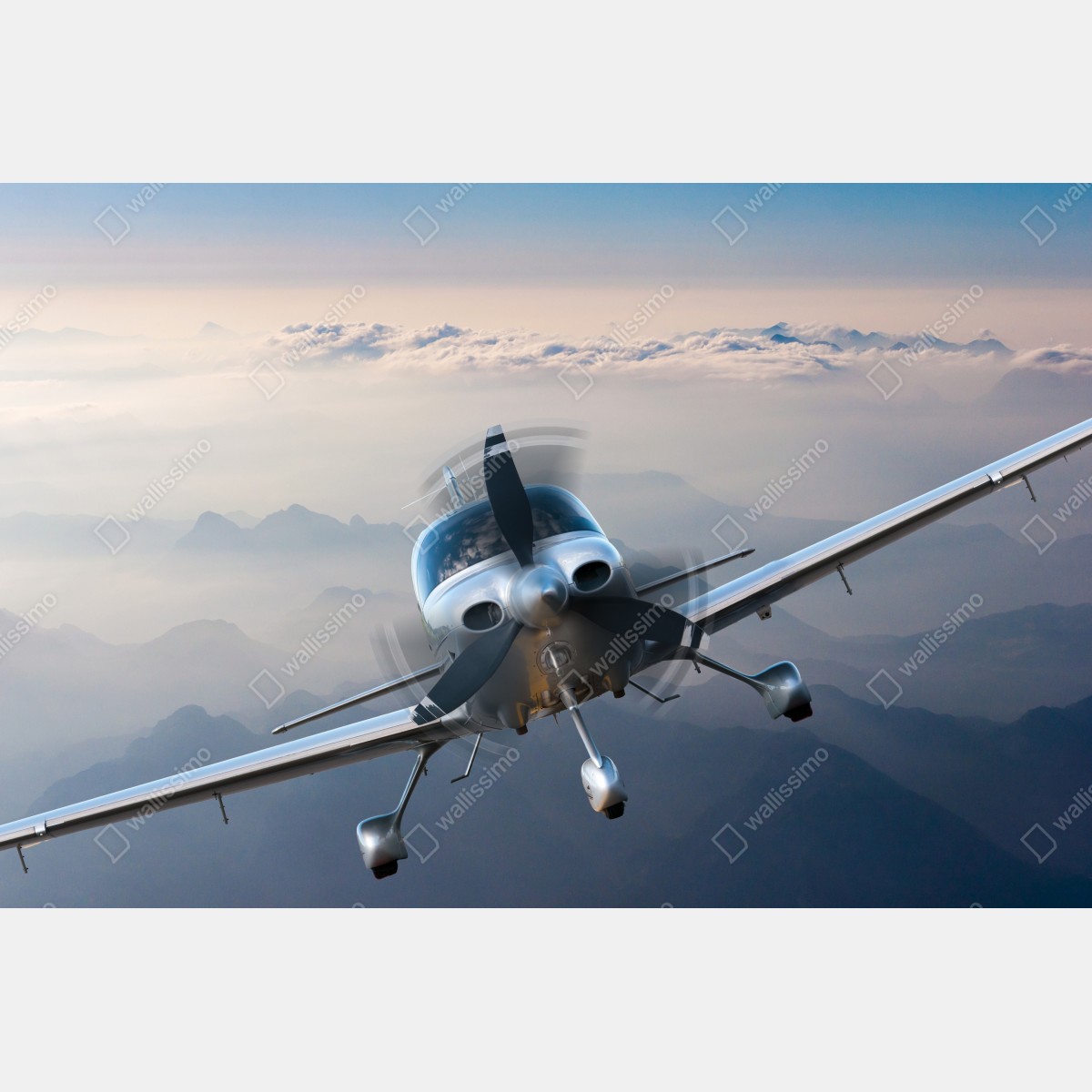 Naklejka na lodówkę srebrny samolot śmigłowy nad mglistymi górami – Wallissimo® Naklejka na lodówkę srebrny samolot śmigłowy nad mglistymi górami – Wallissimo®