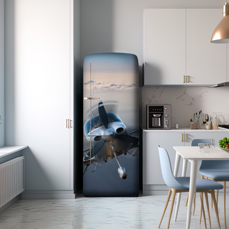 Naklejka na lodówkę srebrny samolot śmigłowy nad mglistymi górami – Wallissimo® Naklejka na lodówkę srebrny samolot śmigłowy nad mglistymi górami – Wallissimo®