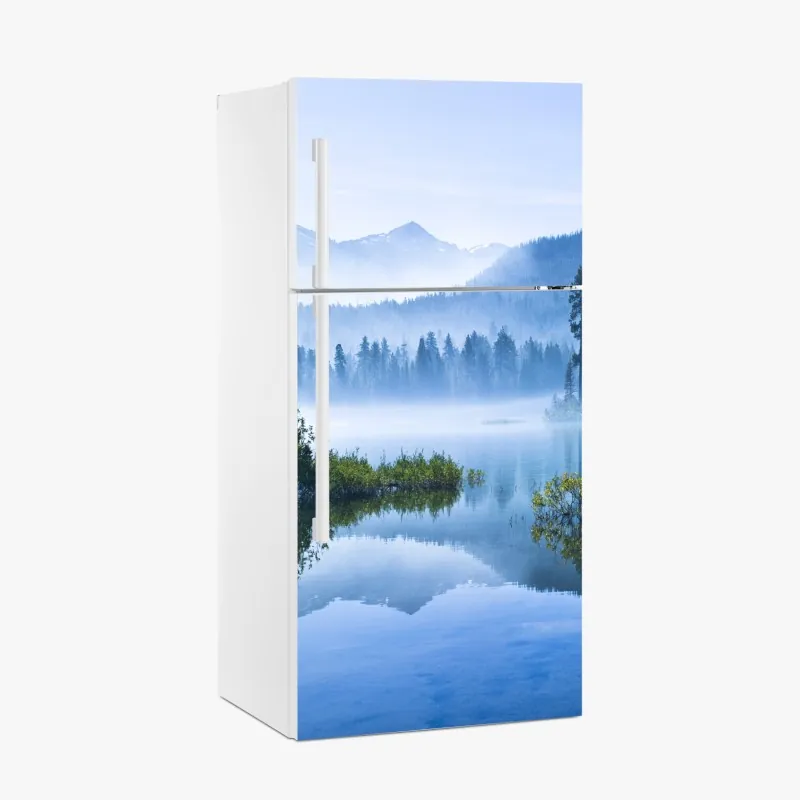 Naklejka na lodówkę mglista górska tafla jeziora z odbiciem