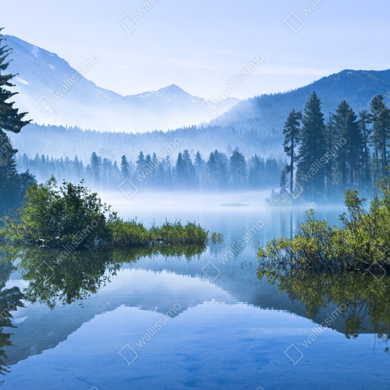 Naklejka na lodówkę mglista górska tafla jeziora z odbiciem – Wallissimo® Naklejka na lodówkę mglista górska tafla jeziora z odbiciem – Wallissimo®
