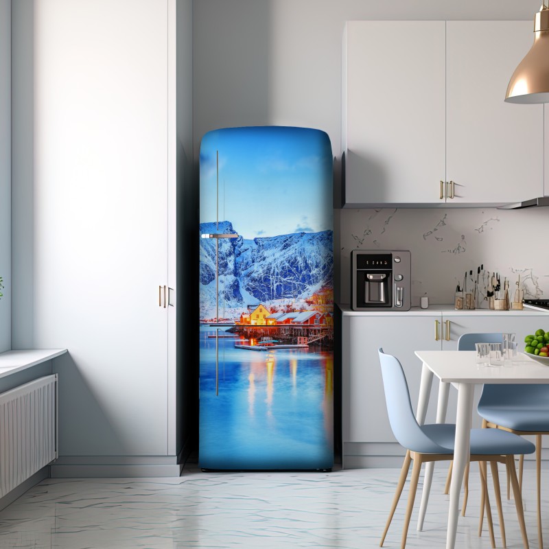 Naklejka na lodówkę zaśnieżona nadmorska wioska u stóp gór – Wallissimo® Naklejka na lodówkę zaśnieżona nadmorska wioska u stóp gór – Wallissimo®