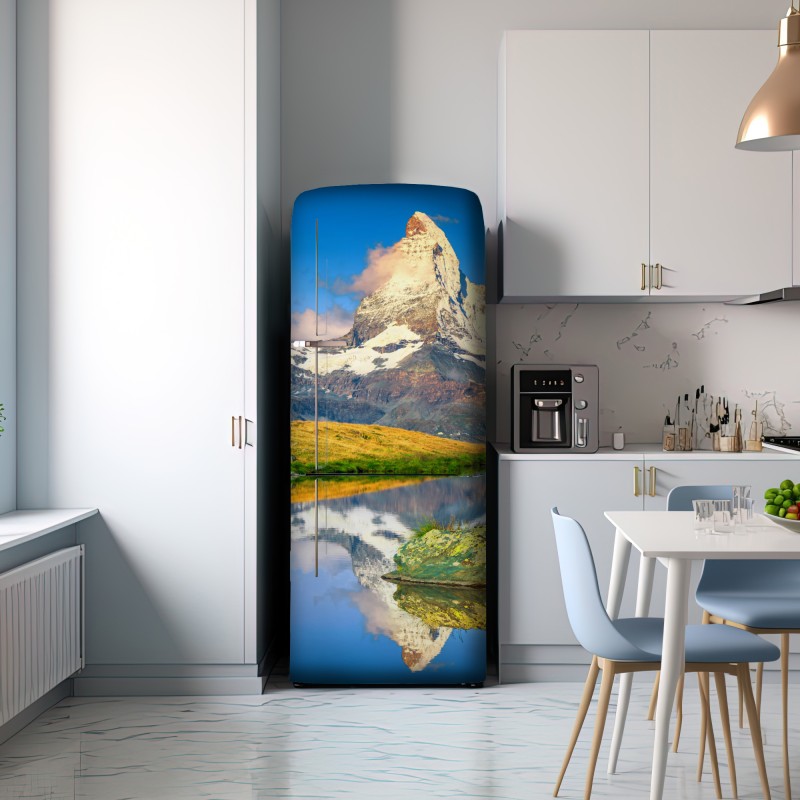 Naklejka na lodówkę majestatyczny Matterhorn odbity w alpejskim jeziorze – Wallissimo® Naklejka na lodówkę majestatyczny Matterhorn odbity w alpejskim jeziorze – Wallissimo®