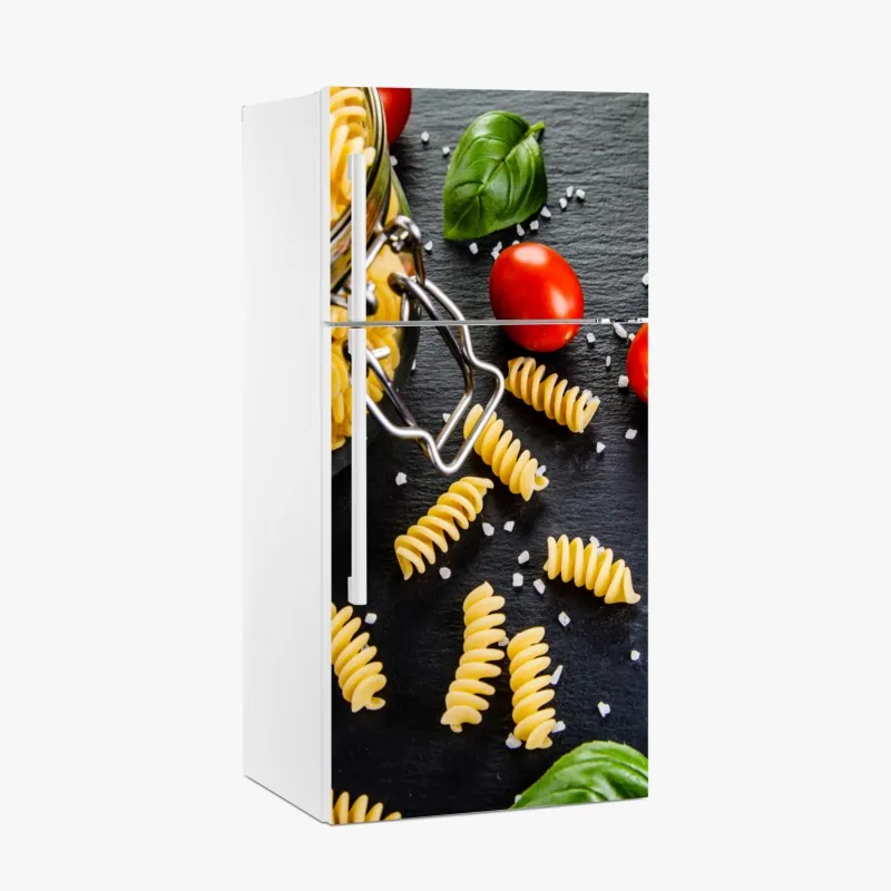 Naklejka na lodówkę składniki do makaronu widok z góry z pomidorami i bazylią