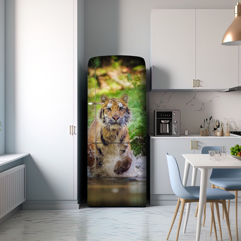 Naklejka na lodówkę majestatyczny tygrys w leśnym strumieniu – Wallissimo® Naklejka na lodówkę majestatyczny tygrys w leśnym strumieniu – Wallissimo®