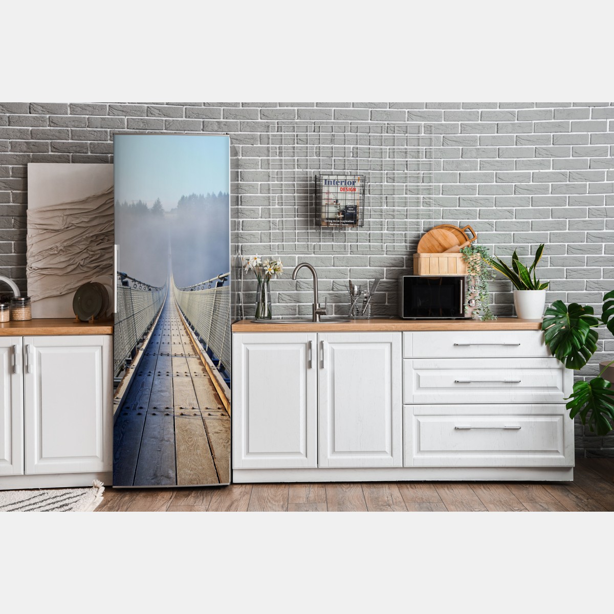 Naklejka na lodówkę mglisty wiszący most prowadzący w las – Wallissimo® Naklejka na lodówkę mglisty wiszący most prowadzący w las – Wallissimo®