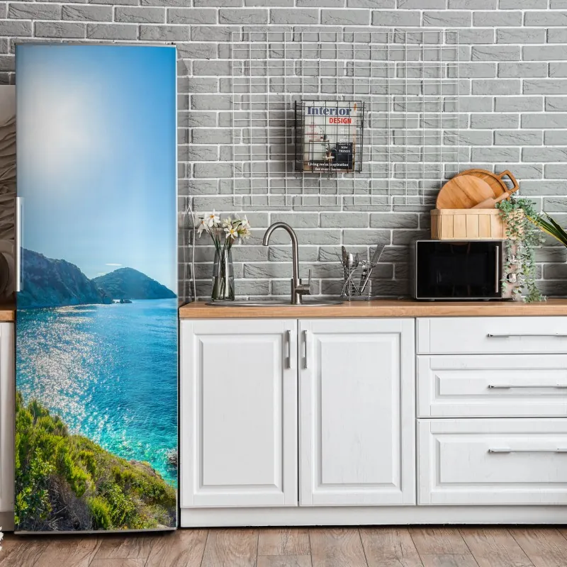 Naklejka na lodówkę elegancki portret gejszy w czerwonym i czarnym kimonie – Wallissimo®