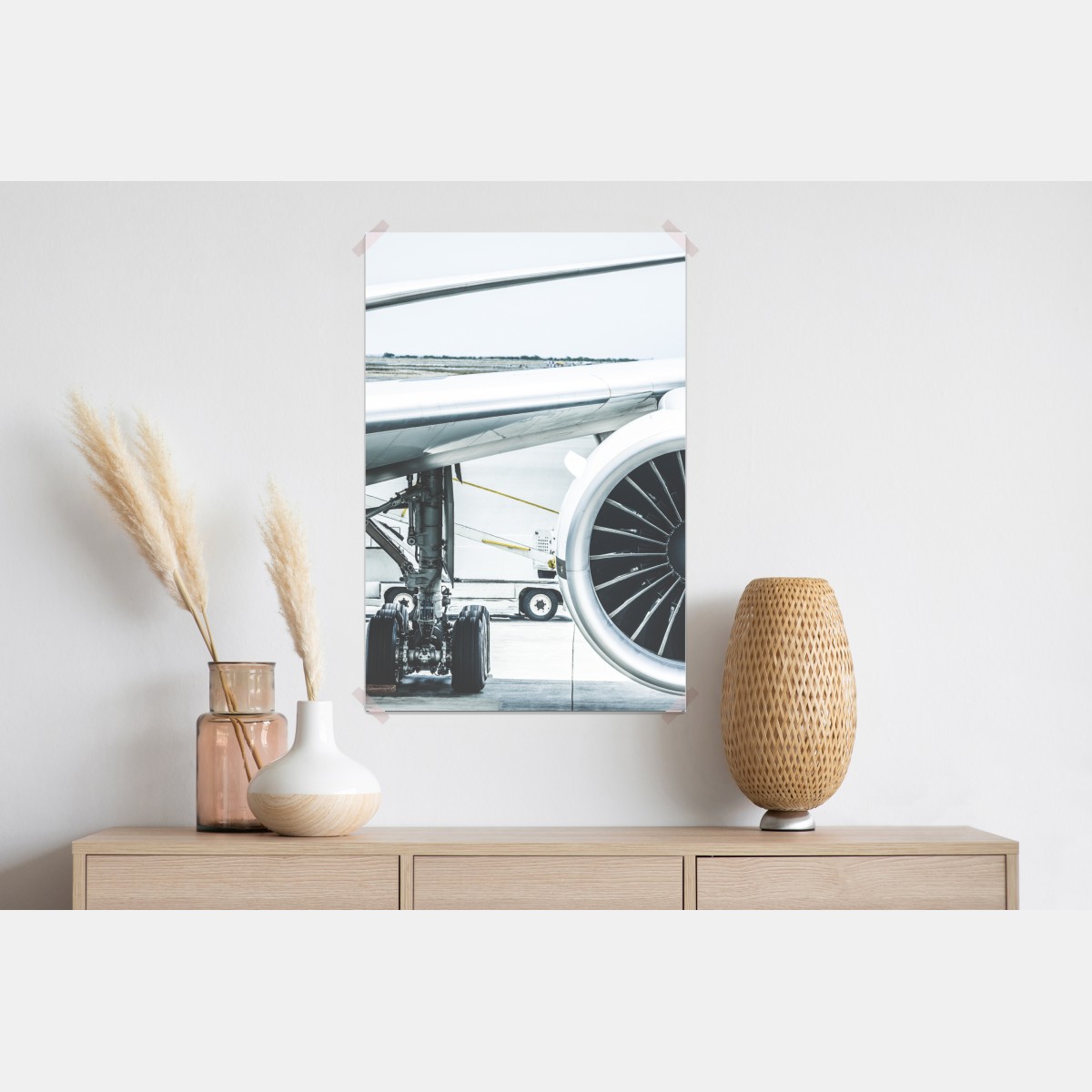 Plakat zbliżenie silnika odrzutowego na terminalu – Wallissimo® Plakat zbliżenie silnika odrzutowego na terminalu – Wallissimo®