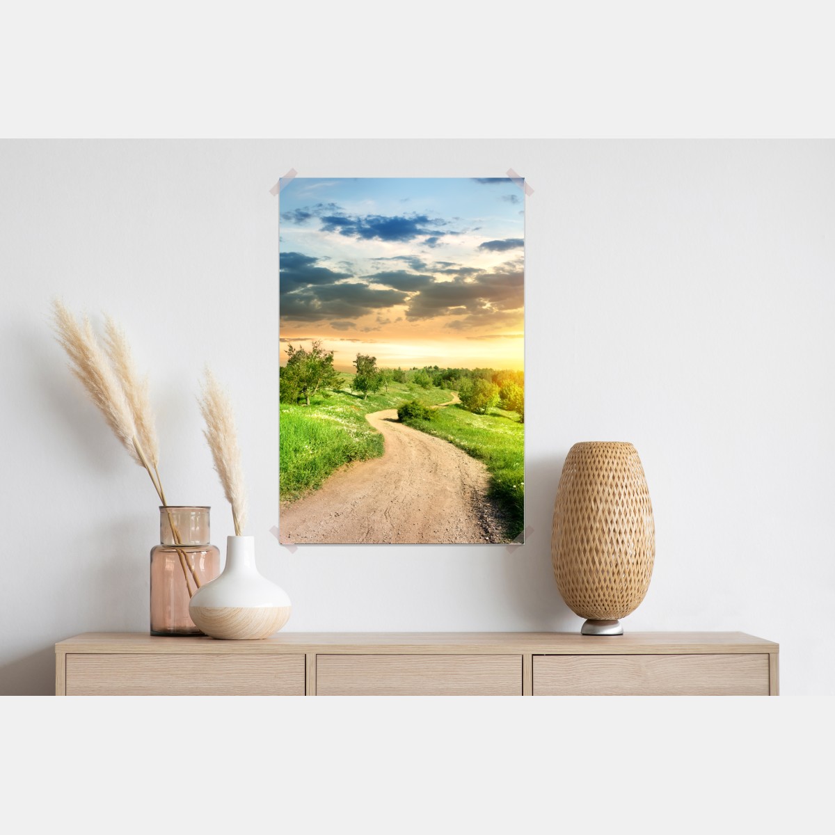 Plakat zachód słońca nad polną drogą w zielonej łące – Wallissimo® Plakat zachód słońca nad polną drogą w zielonej łące – Wallissimo®