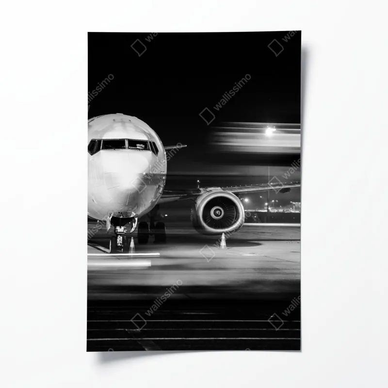 Plakat monochromatyczny odrzutowiec na płycie lotniska nocą