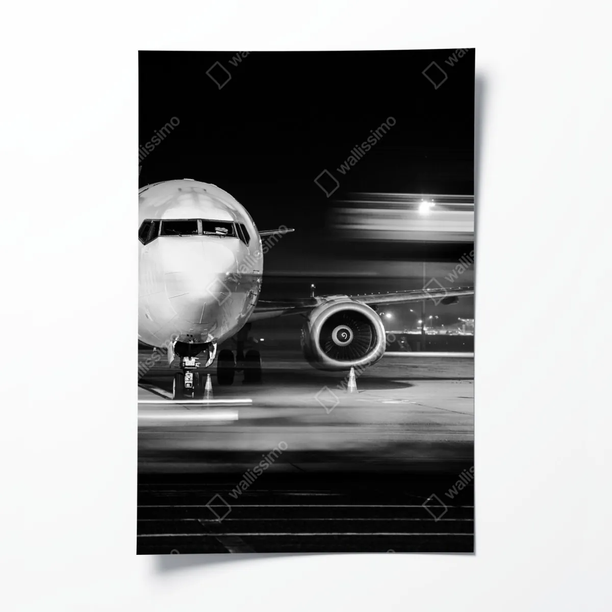 Plakat monochromatyczny odrzutowiec na płycie lotniska nocą – Wallissimo® Plakat monochromatyczny odrzutowiec na płycie lotniska nocą – Wallissimo®