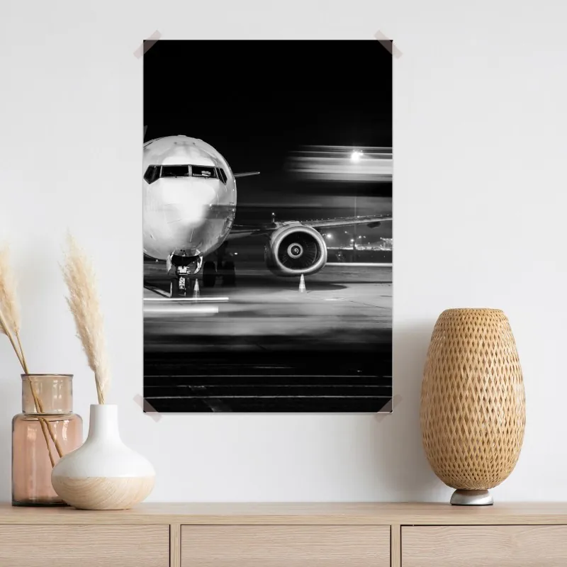 Plakat monochromatyczny odrzutowiec na płycie lotniska nocą – Wallissimo® Plakat monochromatyczny odrzutowiec na płycie lotniska nocą – Wallissimo®
