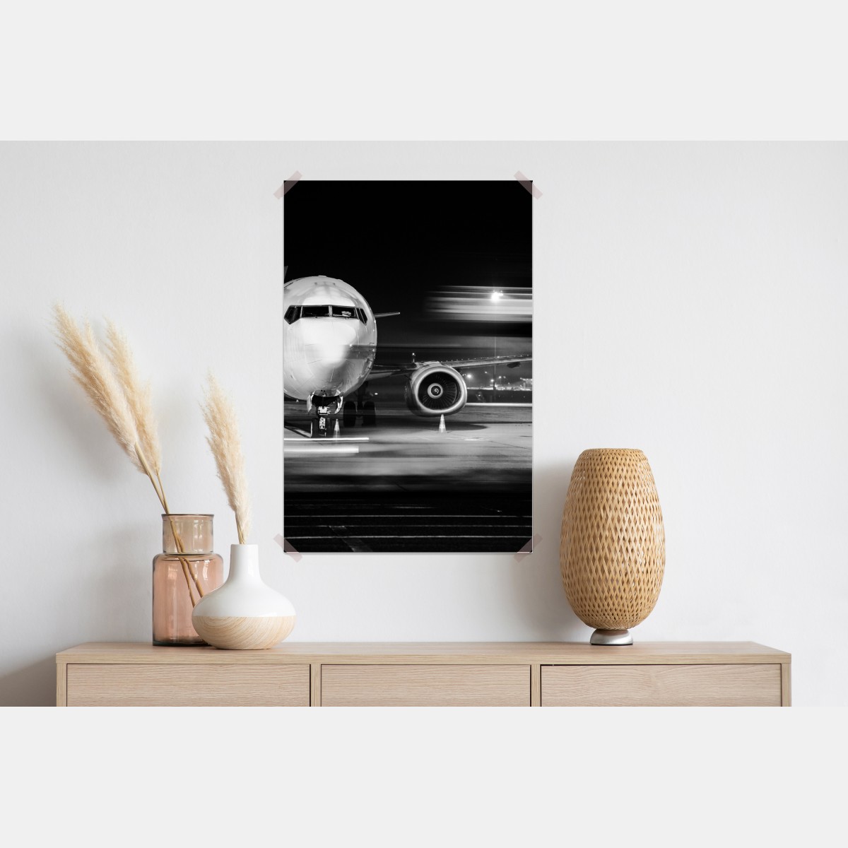 Plakat monochromatyczny odrzutowiec na płycie lotniska nocą – Wallissimo® Plakat monochromatyczny odrzutowiec na płycie lotniska nocą – Wallissimo®