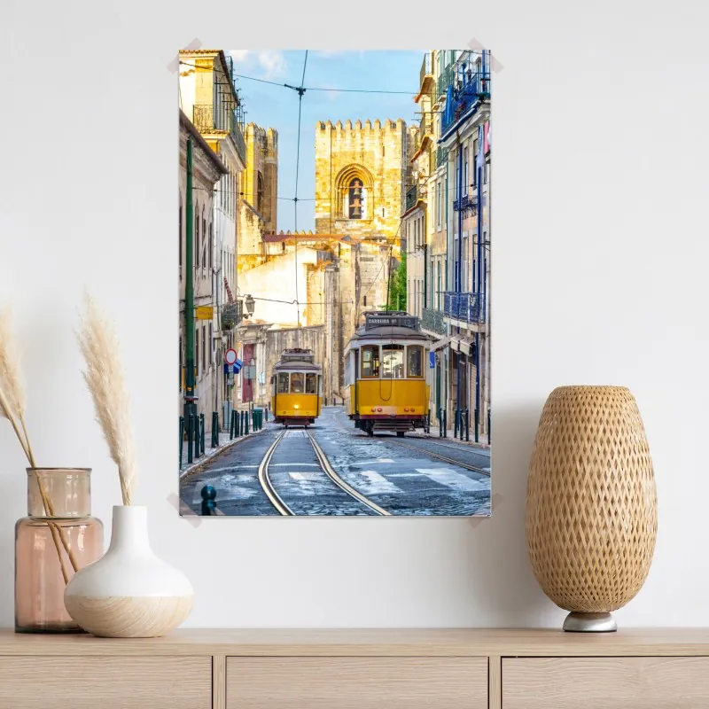 Plakat słoneczne tramwaje na zabytkowej ulicy Lizbony – Wallissimo® Plakat słoneczne tramwaje na zabytkowej ulicy Lizbony – Wallissimo®