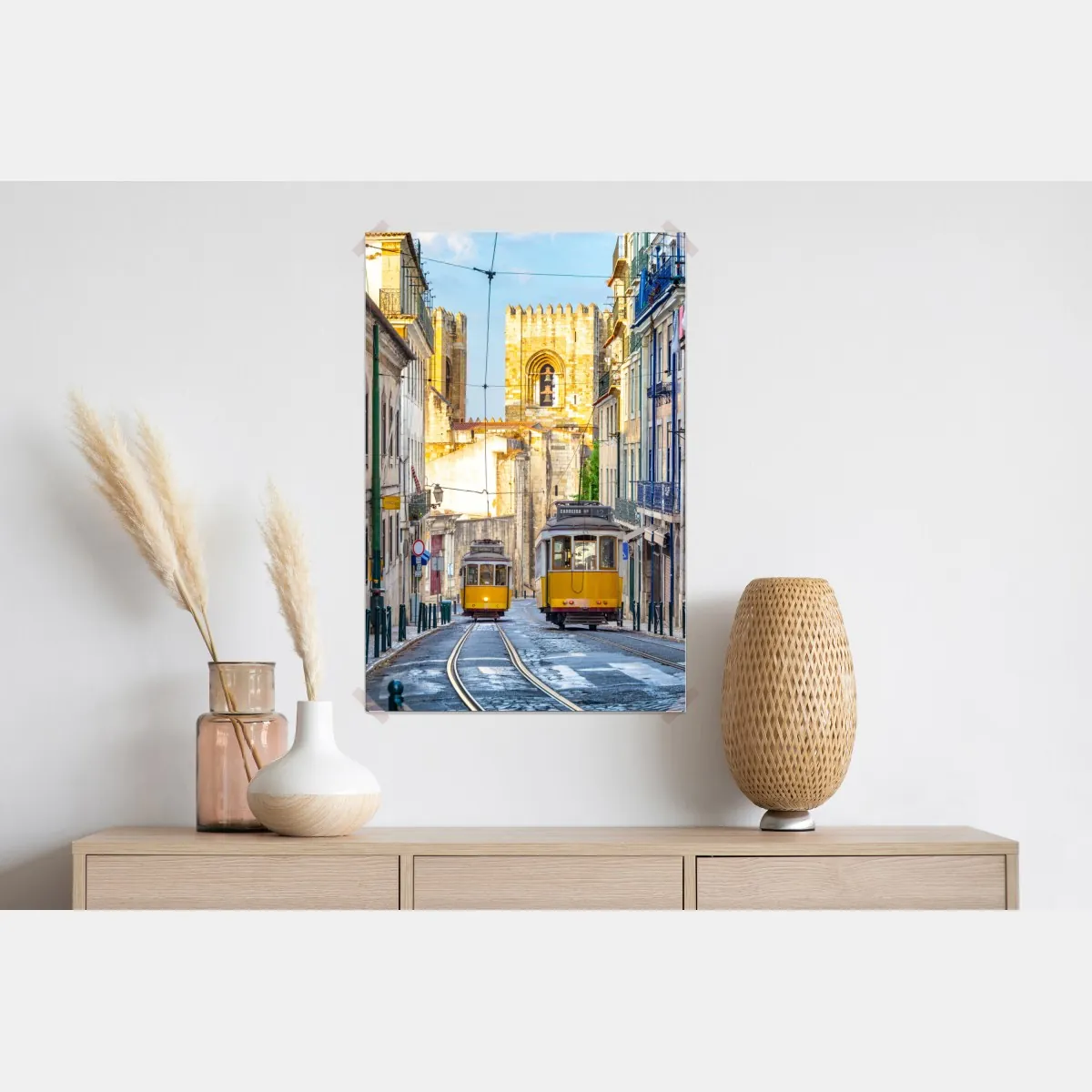 Plakat słoneczne tramwaje na zabytkowej ulicy Lizbony – Wallissimo® Plakat słoneczne tramwaje na zabytkowej ulicy Lizbony – Wallissimo®