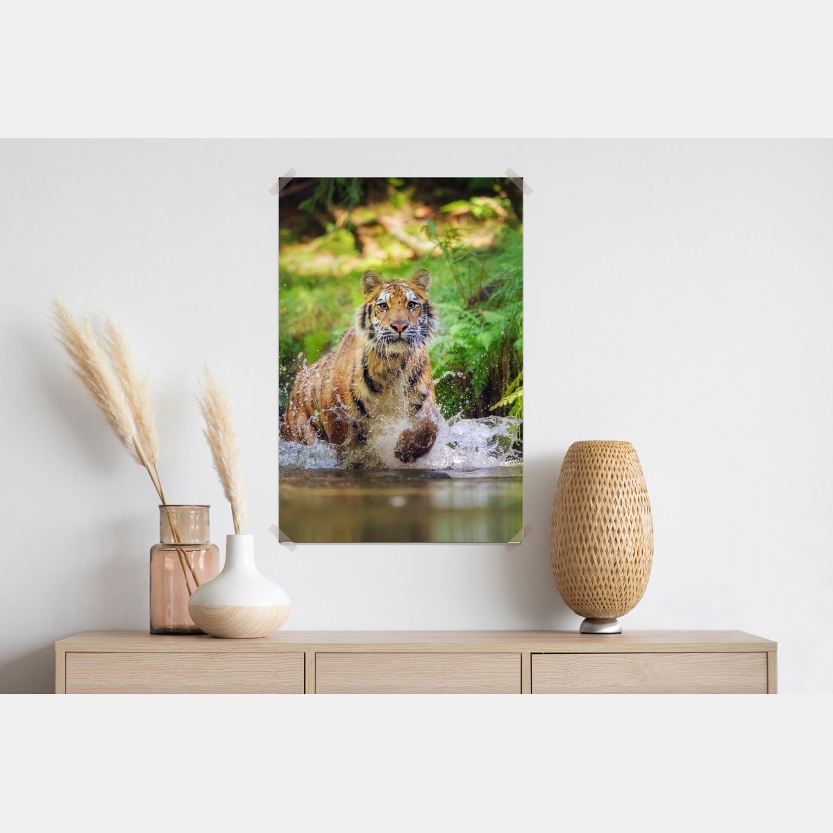 Plakat majestatyczny tygrys w leśnym strumieniu – Wallissimo® Plakat majestatyczny tygrys w leśnym strumieniu – Wallissimo®