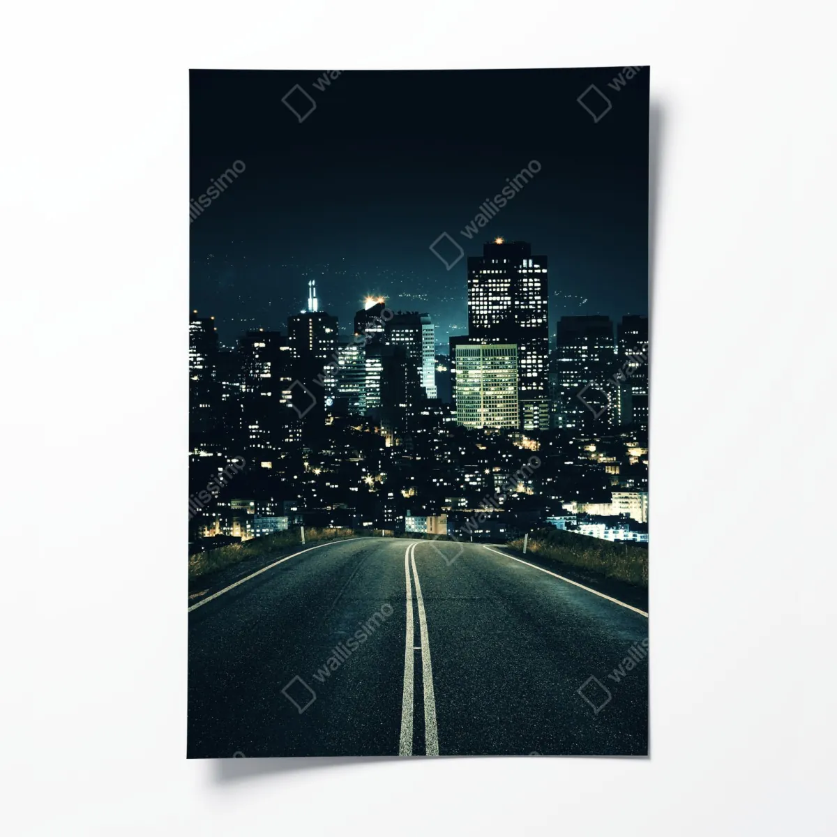 Plakat droga prowadząca do oświetlonej panoramy miasta nocą – Wallissimo® Plakat droga prowadząca do oświetlonej panoramy miasta nocą – Wallissimo®