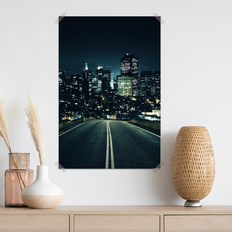 Plakat droga prowadząca do oświetlonej panoramy miasta nocą – Wallissimo® Plakat droga prowadząca do oświetlonej panoramy miasta nocą – Wallissimo®
