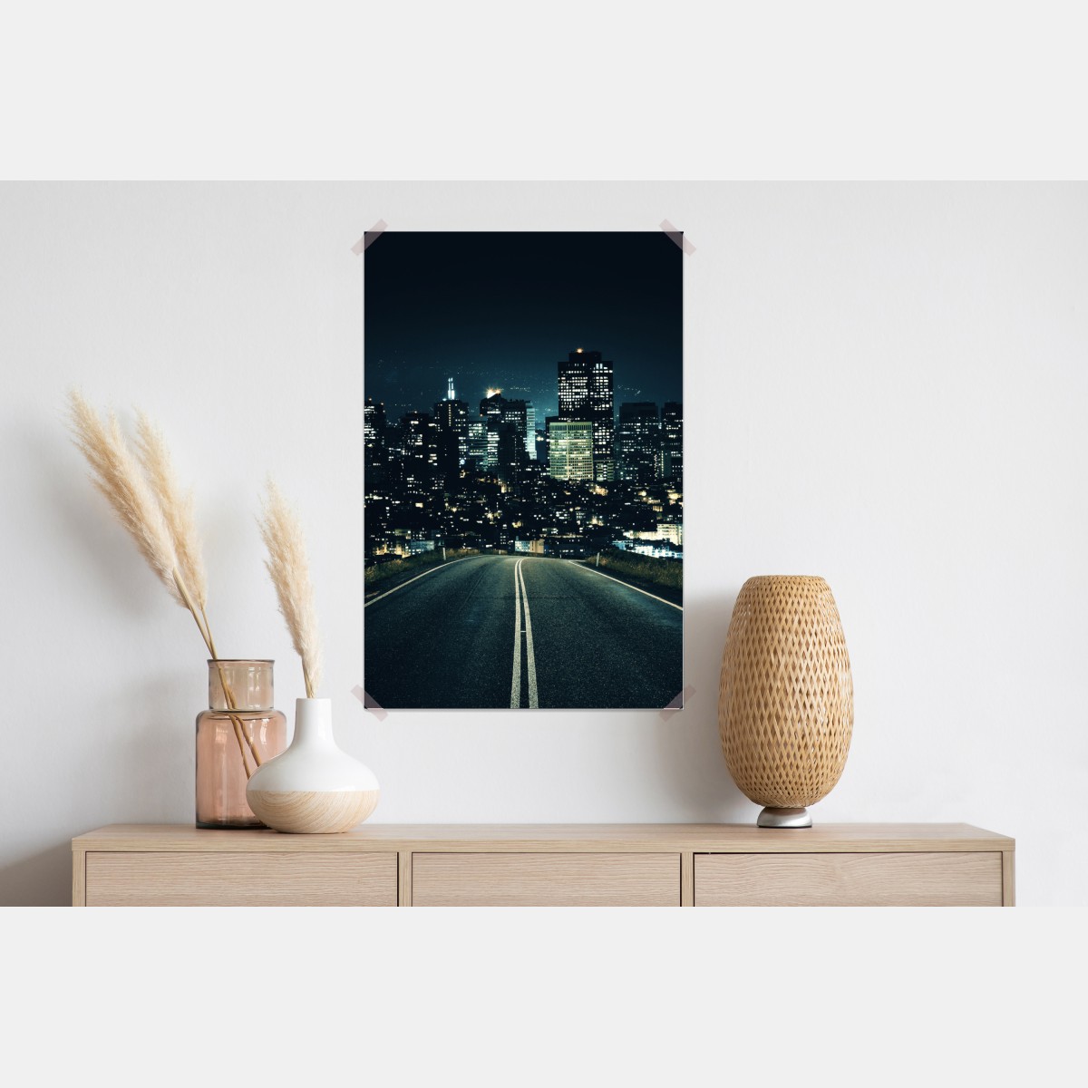 Plakat droga prowadząca do oświetlonej panoramy miasta nocą – Wallissimo® Plakat droga prowadząca do oświetlonej panoramy miasta nocą – Wallissimo®